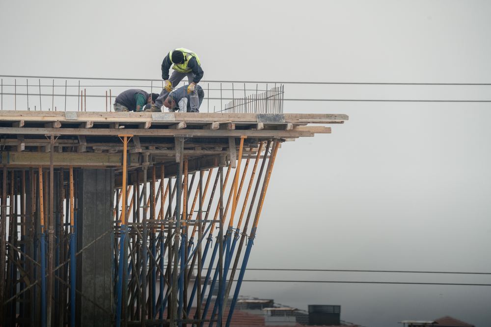 Chantier de construction face aux intempéries tropicales