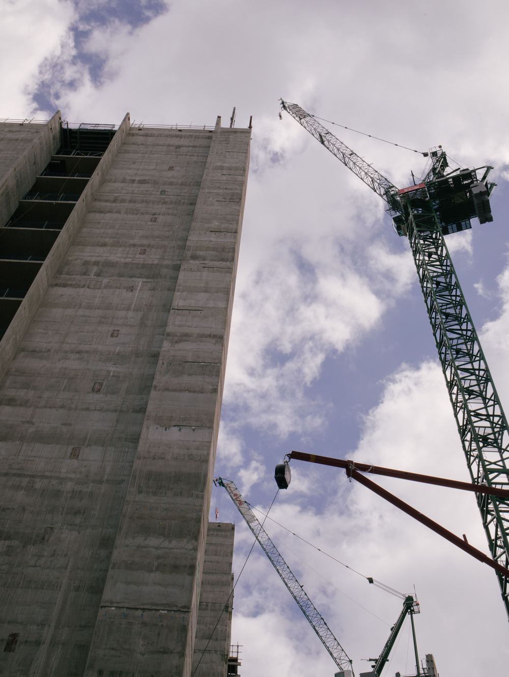 Chantier de construction en climat équatorial