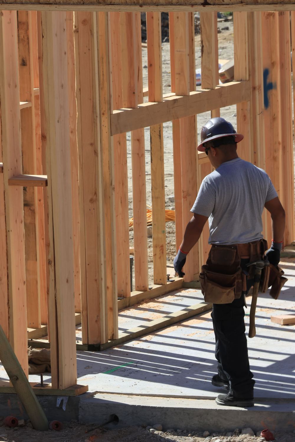 Artisan sur un chantier de charpente