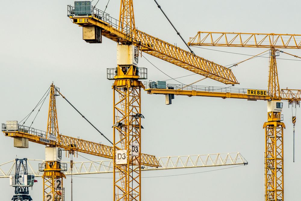 Grues et structures sur un chantier de construction